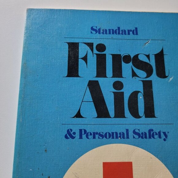 Red Cross Standard First Aid Personal Safety Book 1975‎ Vintage Health Guide - Picture 2 of 10